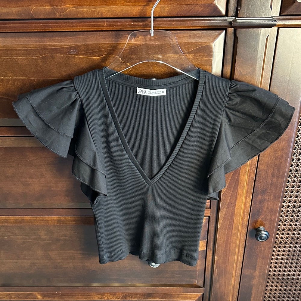 ZARA Butterfly Sleeve V-Neck Ribbed Top
Black SIZE SMALL EUC